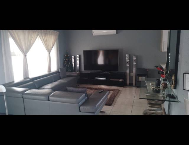 3 BEDROOM HOUSE FOR SALE IN HELDERWYK